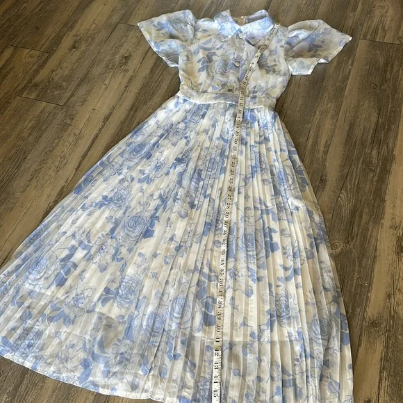 SOLD White and blue floral dress - Picture 7 of 10